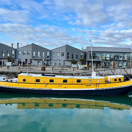 Peniche Dans Le Bassin A Flot Du Vieux Port Ботель *
