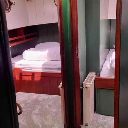 Peniche Dans Le Bassin A Flot Du Vieux Port Ботель *