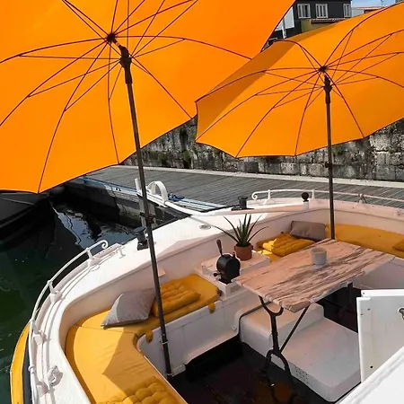 Peniche Dans Le Bassin A Flot Du Vieux Port * Ла-Рошель